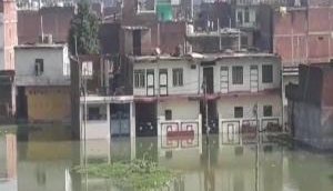 UP: Flood like situation looms over Prayagraj, people take shelter on roofs