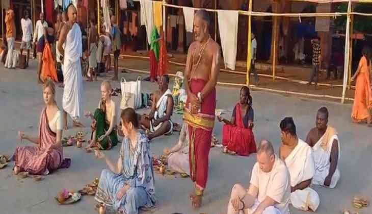 Foreigners performed Pind Daan for their ancestors